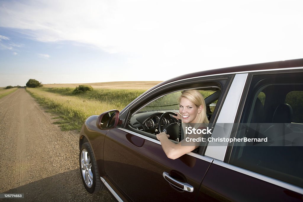 Młoda Piękna kobieta podczas jazdy - Zbiór zdjęć royalty-free (20-24 lata)