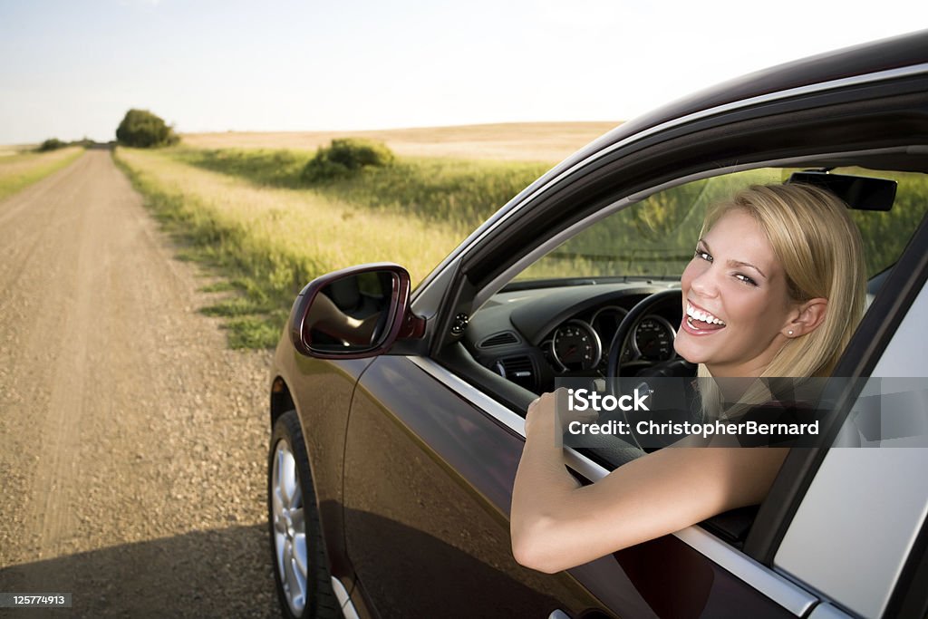 Giovane bella donna guida - Foto stock royalty-free di 20-24 anni