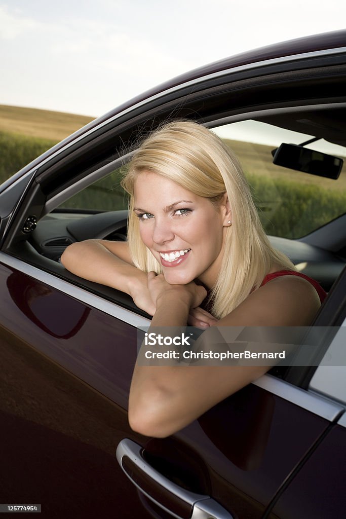 Bela jovem sentado no seu aluguer de carros - Royalty-free 20-24 Anos Foto de stock