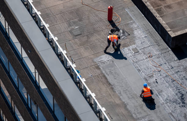 vue d’oeil d’oiseaux d’un chantier de construction de toit. imperméabilisation professionnelle du bitume sur un bâtiment plat. - imperméable photos et images de collection