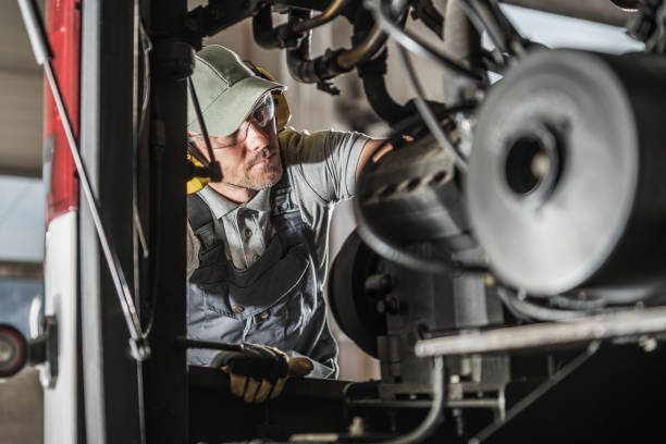 mecânico automotivo realizando serviço de motor diesel programado - diesel - fotografias e filmes do acervo