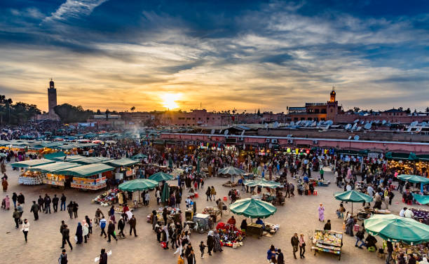 jamma el fna, jemaa el-fnaa, djema el-fna ou djemaa el-fnaa famosa praça e mercado no bairro medina de marrakesh. - praça de alimentação - fotografias e filmes do acervo