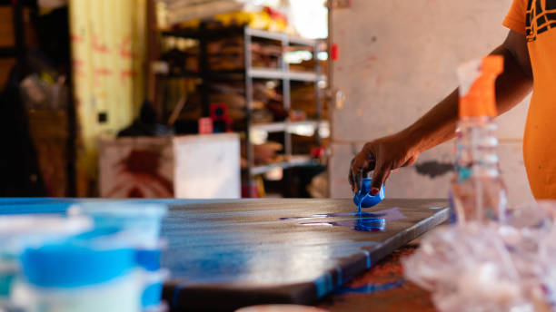 ABORIGINAL DOING PAINTING ART IN AUSTRALIA