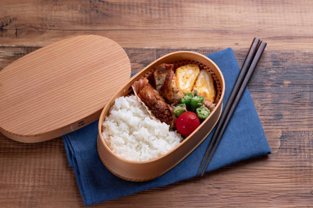 japanische holz-lunchbox, magewappa - bento stock-fotos und bilder