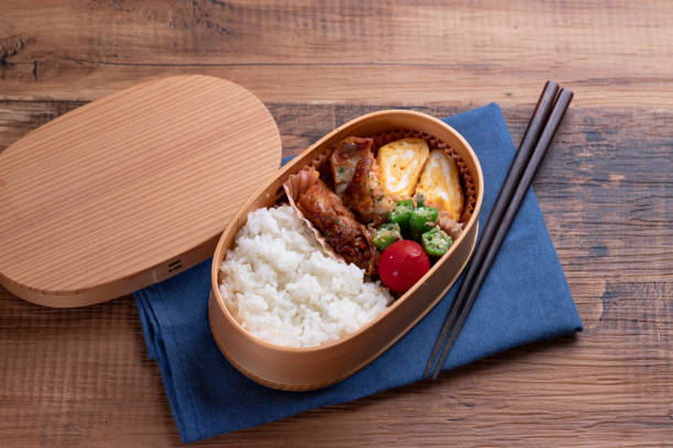 boîte à lunch en bois japonaise, magewappa - japanese bento photos et images de collection