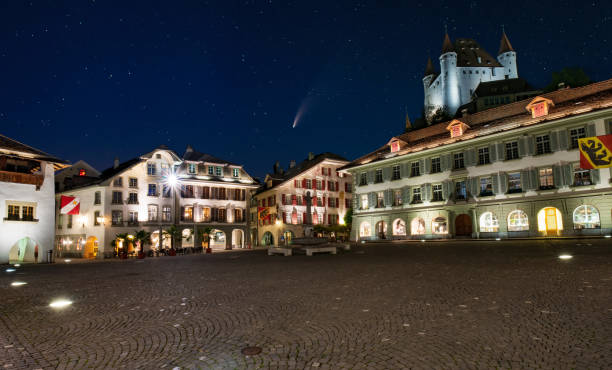 彗星c/2020 f3は、照明付きの建物とトゥン、スイスの城と町の広場の上の夜空にネオワイズ - lake thun switzerland night lake ストックフォトと画像