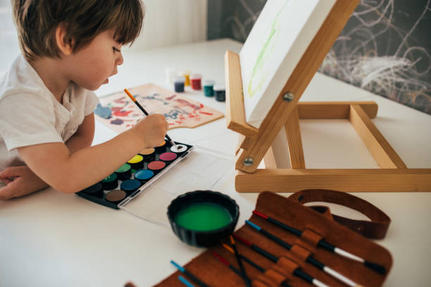 小さな少年絵画 - artists canvas indoors childhood small ストックフォトと画像