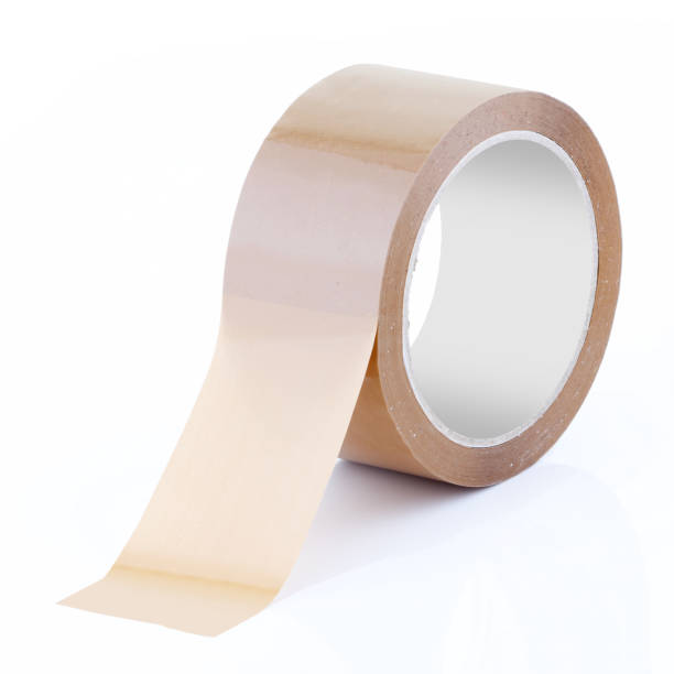 rotolo di nastro adesivo marrone su bianco - packaging paper cardboard rolled up foto e immagini stock