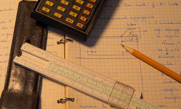 matita, vecchia regola di scorrimento e pagina scientifica della calcolatrice elettronica con i calcoli in corso - slide rule foto e immagini stock