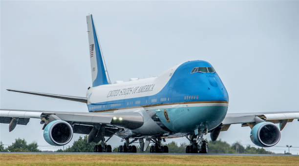 air force one - boeing 747 airplane taking off commercial airplane zdjęcia i obrazy z banku zdjęć