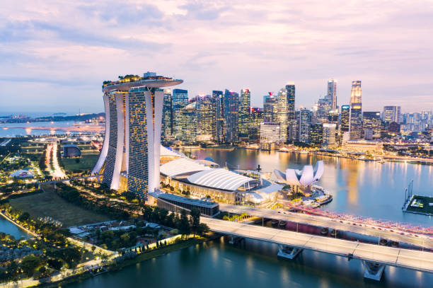遠�くにある金融街との美しい夕日の間、シンガポールのスカイラインの素晴らしい空中写真、上空からの眺め。シンガポール。 - marina bay sands hotel architecture asia travel destinations ストックフォトと画像