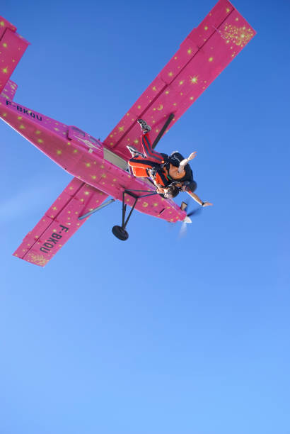 fallschirmspringen tandem für spaß. verlassen sie aus dem flugzeug - skydiving air aerial view vertical stock-fotos und bilder