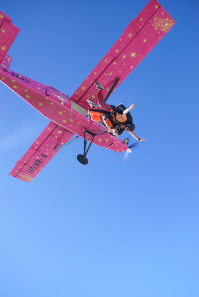 tandem de parachutisme pour le plaisir. sortie de l’avion - skydiving air aerial view vertical photos et images de collection
