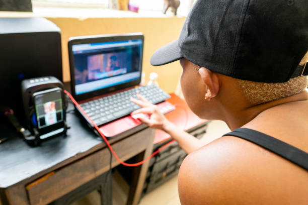 Latin woman dance teacher prepares her virtual class Latin woman of average age of 30 years of dark skin dressed in shorts and black top professional dancer is in front of her computer preparing her virtual class música stock pictures, royalty-free photos & images