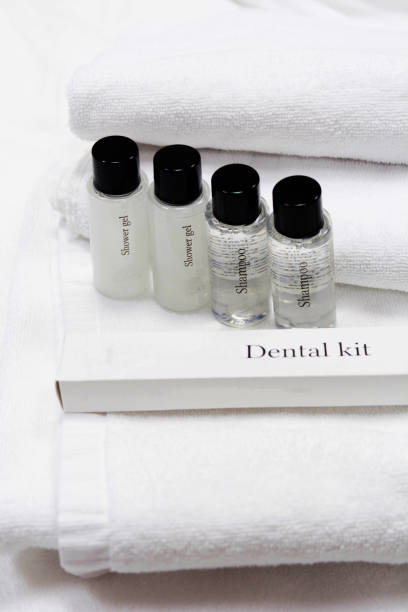 klein sjabloon van lichaamsverzorging voor hotels met douchegel, shampoo en tandstel - hotel shampoo stockfoto's en -beelden