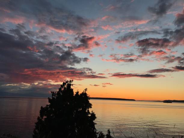istock Spectacular pink  sunset  at Dawn on the Pacific Ocean 1257800454
