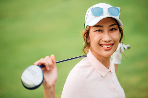 골프코스에서 골프클럽을 어깨에 짊어지는 아시아 여자 골퍼의 초상화 - beautiful golf course relaxation happiness 뉴스 사진 이미지