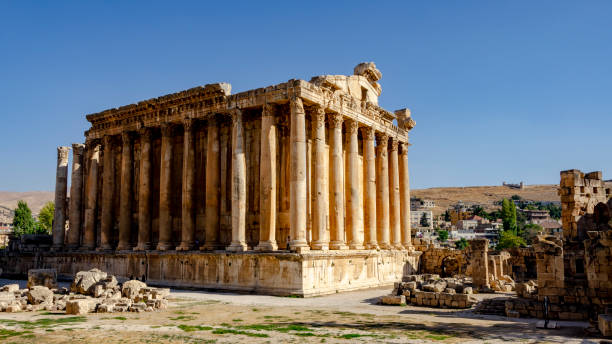 ancient roman temple - baalbek imagens e fotografias de stock