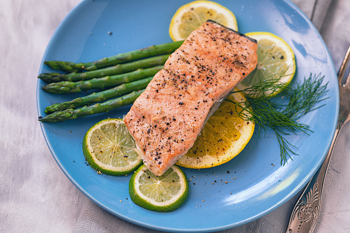 Grilled fillet of salmon with asparagus