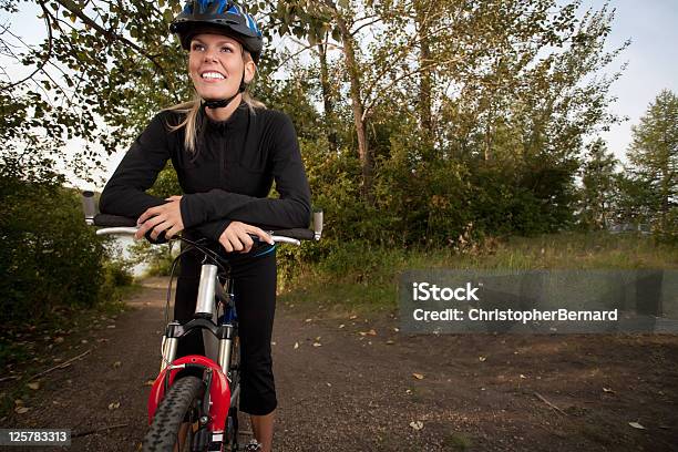 Lächelnde Junge Frau Mountainbiken Stockfoto und mehr Bilder von 20-24 Jahre - 20-24 Jahre, 25-29 Jahre, Aktiver Lebensstil