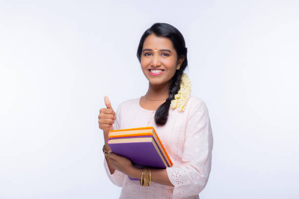 若い南インドの学生 - ストック写真 - thumbs up book smiling student ストックフォトと画像