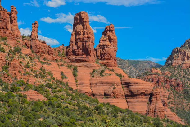 formazione di due monache di roccia rossa a sedona, contea di yavapai, kaibab national forest, arizona - chapel of the holy cross foto e immagini stock