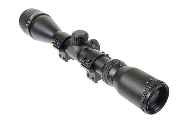 telescópica rifle con soportes de montaje aislado en blanco - visor de un rifle fotografías e imágenes de stock
