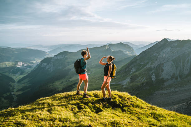 los corredores de trail ascienden a la alta cresta de la montaña - travel red vacations outdoors fotografías e imágenes de stock