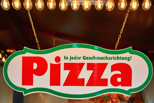 podświetlany znak pizzerii. listy z in jeder geschmacksrichtung oznacza w każdym smaku. - restaurant sign sign language food zdjęcia i obrazy z banku zdjęć