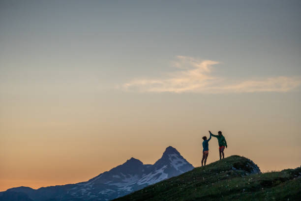 бегуны по тропе поднимаются на высокий горный хребет - hiking young women outdoors t shirt стоковые фото и изображения