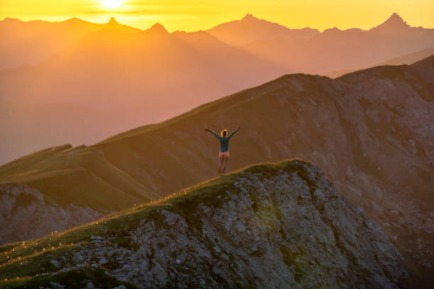 biegacz szlaku wznosi się wysoko górzysty grzbiet - hiking young women outdoors t shirt zdjęcia i obrazy z banku zdjęć