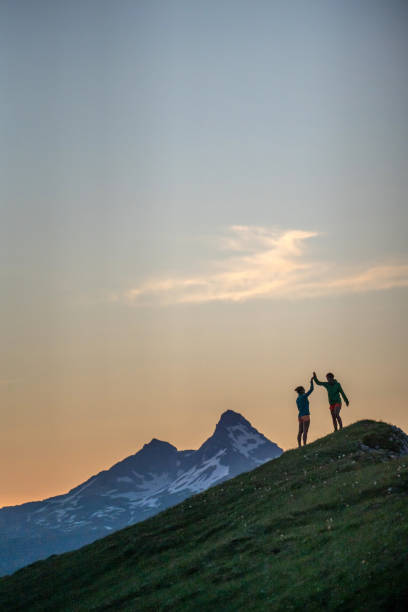 biegacze wznoszą się wysoko górzystym grzbietem - hiking young women outdoors t shirt zdjęcia i obrazy z banku zdjęć