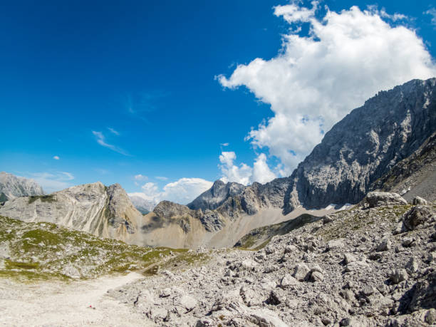 チロルのエールヴァルト近くのゼーベンゼーとドラヘンゼー - zugspitze mountain mountain tirol european alps ストックフォトと画像