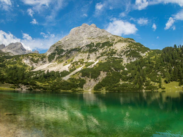 seebensee e drachensee perto de ehrwald no tirol - sonnenspitze - fotografias e filmes do acervo