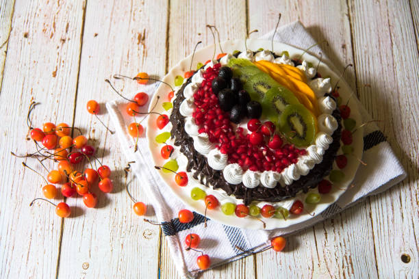 gâteau de fruit sur un fond avec des cerises - fruitcake christmas cake cake raisin photos et images de collection