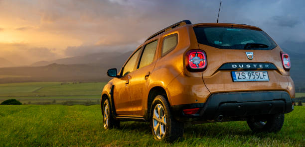 dacia duster suv en el desierto de la montaña durante el aguacero de la noche - dacia fotografías e imágenes de stock