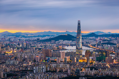 El horizonte de la ciudad de Seúl y el centro de la ciudad y el rascacielos por la noche es la mejor vista y hermosa de Corea del Sur en la montaña Namhansanseong. photo