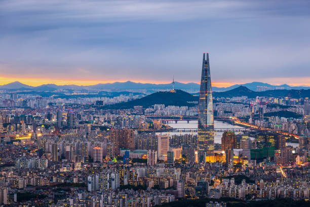 el horizonte de la ciudad de seúl y el centro de la ciudad y el rascacielos por la noche es la mejor vista y hermosa de corea del sur en la montaña namhansanseong. - south corea fotografías e imágenes de stock