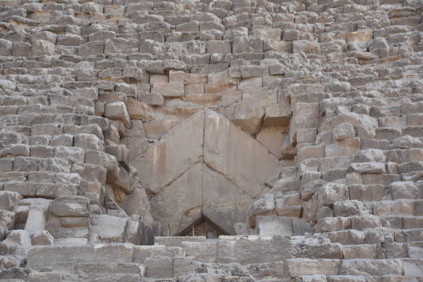 ingresso alla grande piramide di khufu a giza - giza plateau immagine foto e immagini stock