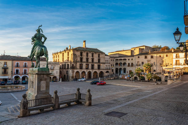 trujillo, españa: estatua del conquistador francisco pizarro - caceres fotografías e imágenes de stock