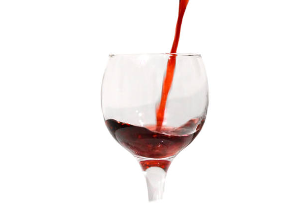 el vino rubí rojo se vierte en una copa, corriente vertical de bebida transparente, - wine red wine pouring wineglass fotografías e imágenes de stock