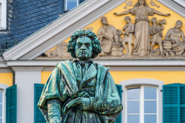 estátua do monumento de beethoven por ernst julius hähnel em bonn, renânia do norte vestfália, alemanha - estátua de bronze - fotografias e filmes do acervo