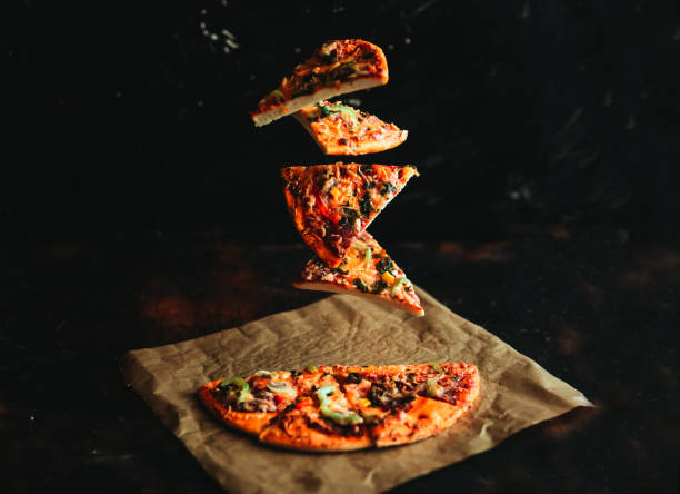 levitation pizza na czarnym tle. - skoczcie cebula zdjęcia i obrazy z banku zdjęć