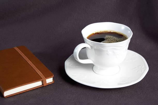 taza de café y cuaderno - chocolate book brown book cover fotografías e imágenes de stock