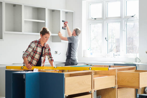 kitchen fitters - home remodeling imagens e fotografias de stock