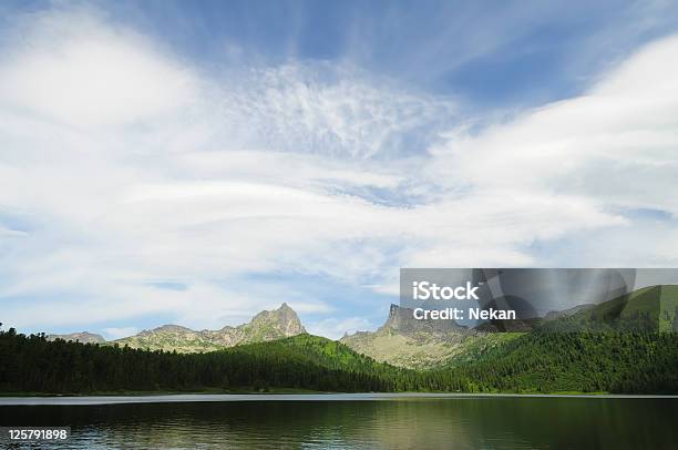 Lago Di Montagna - Fotografie stock e altre immagini di Acqua - Acqua, Ambientazione esterna, Bellezza naturale