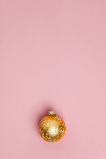 золотой рождественский шар на розовом фоне. квартира лежала - 7946 стоковые фото и изображения