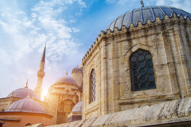 mezquita en estambul, turquía. monumento arquitectónico. centro del islam. cami. mescit. cielo, sol y nubes en segundo plano - sharia fotografías e imágenes de stock