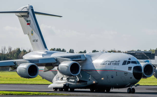 força aérea do kuwait c-17 - fighter plane taxiing transportation air travel - fotografias e filmes do acervo