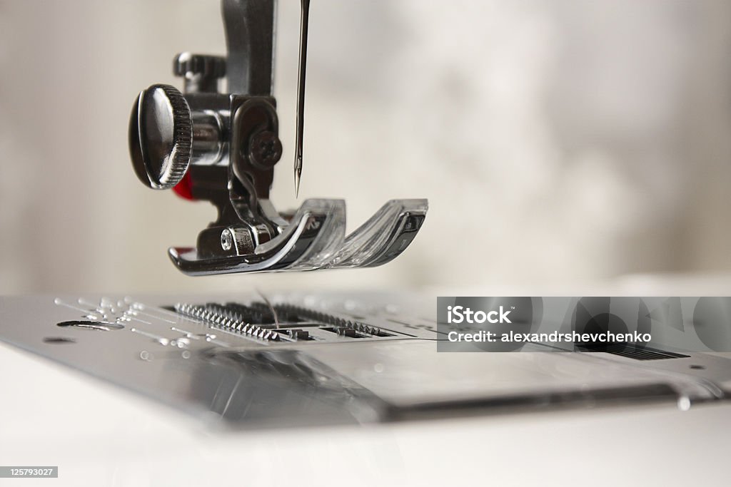 Traslado primer plano de una aguja en una máquina de coser - Foto de stock de Acero libre de derechos